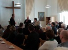 Kirkkovaltuuston puheenjohtaja Irja Mäittälä ja kirkkoherra Antti Kupiainen antoivat piispa Teemu Laajasalolle lahjaksi askolalaisen ruisleivän.